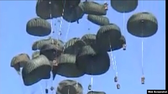 Aviones C-17 de EE.UU. dejan caer cajas con raciones de alimentos y botellas de agua tras el terrmoto en Haití. Archivo