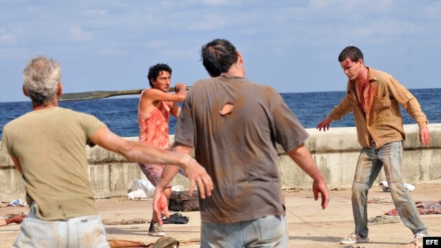 El actor Alexis Días de Villegas (c) durante el rodaje de la coproducción cubano española "Juan de los muertos", 
