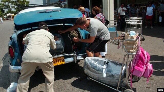 Cubanoamericanos regresan a la isla con artículos personales para sus familiares.