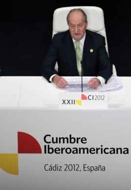 El rey don Juan Carlos, durante el discurso que pronunió en la inauguración de la XXII Cumbre de Jefes de Estado de Gobierno en un acto celebrado esta tarde en el Teatro Falla de Cádiz.