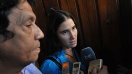 El periodista y bloguero Reinaldo Escobar junto a su esposa, la bloguera Yoani Sánchez.