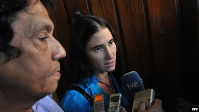 El periodista y bloguero Reinaldo Escobar junto a su esposa, la bloguera Yoani Sánchez.