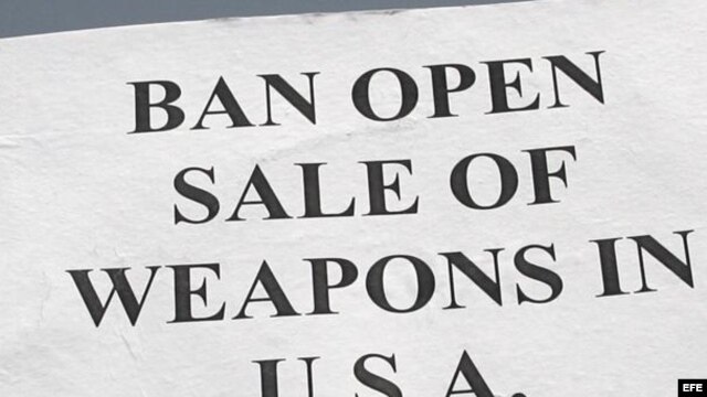 Un miembro de la comunidad india Sij sujeta una pancarta que lee "Prohibir la venta abierta de armas en los Estados Unidos". EFE/Jaipal Singh
