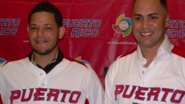 Los peloteros puertorriqueños Yadier Molina (i) y Carlos Beltrán (d), ambos estrellas de las Grandes Ligas, posan durante una rueda de prensa hoy, miércoles 23 de enero de 2013, en San Juan, Puerto Rico, en la que presentaron los uniformes que lucirá su p