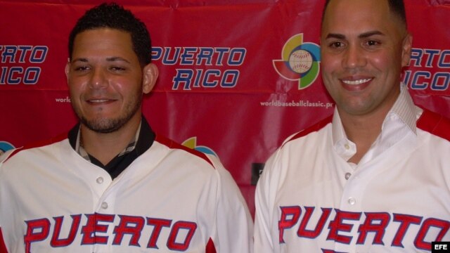 Los peloteros puertorriqueños Yadier Molina (i) y Carlos Beltrán (d), ambos estrellas de las Grandes Ligas, posan durante una rueda de prensa hoy, miércoles 23 de enero de 2013, en San Juan, Puerto Rico, en la que presentaron los uniformes que lucirá su p