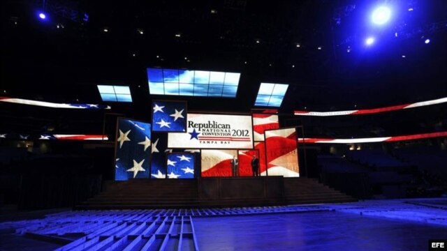 Vista general del estrado de la Convención nacional Republicana preparada en Tampa, Florida.