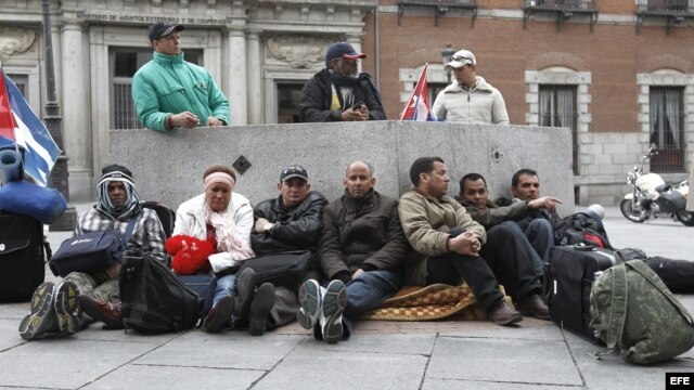 Una decena de expresos cubanos participan en una acampada en Madrid  abril 13 de 2012