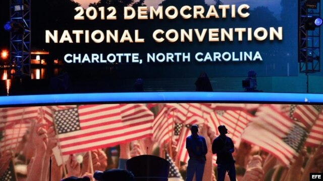 Trabajadores dan los toques finales al escenario principal de la Convención Nacional Demócrata, en el Time Warner Arena en Charlotte (EE. UU.). EFE/BOB PEARSON