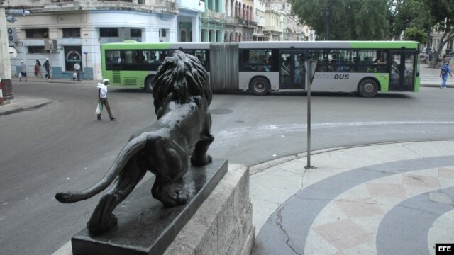 Un omnibus de fabricación china circula por las calles de La Habana.