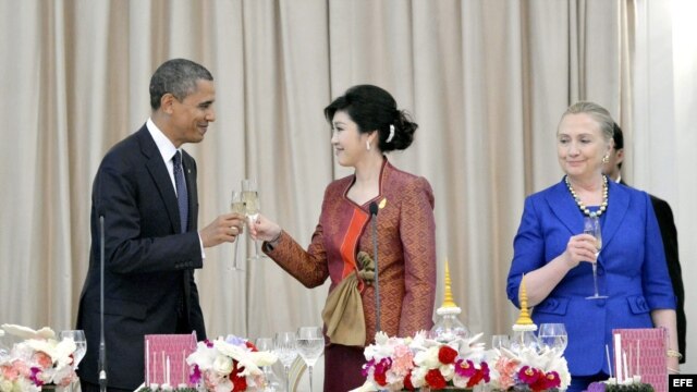 El president Barack Obama (i) junto a la primer ministro de Tailandia Yingluck Shinawatra (c) y Hillary Clinton. 