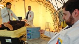 Tres médicos brasileños hacen una demostración con los nuevos robots 