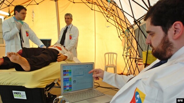 Tres médicos brasileños hacen una demostración con los nuevos robots 