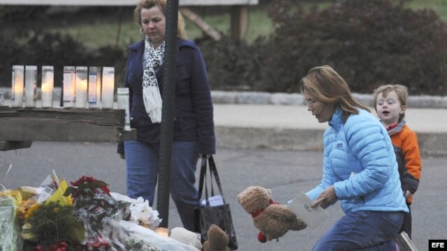 Vecinos de Newtown rinden tributo a los asesinados el pasado viernes en esa localidad de Newtown, estado de Connecticut, EE UU. 