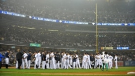 Los jugadores de los Yanquis de Nueva York celebran después de ganar la División Este de la Liga Americana de Béisbol. 