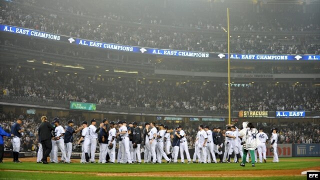 Los jugadores de los Yanquis de Nueva York celebran después de ganar la División Este de la Liga Americana de Béisbol. 