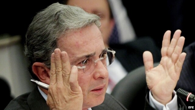 El expresidente colombiano Álvaro Uribe fustigó a los gobiernos del área que rinden pleitesía a los líderes de Cuba y Venezuela.