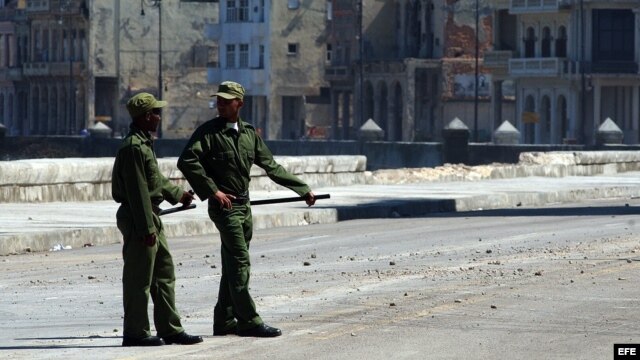 Fotografía de archivo. Militares cubanos vigilan el malecón habanero. EFE/Alejandro Ernesto