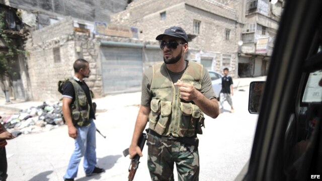 Rebeldes patrullando calles cerca de Alepo, en Siria. Archivo.