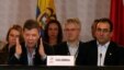 El presidente de Colombia, Juan Manuel Santos (i), habla junto a su ministro de Comercio, Sergio Díaz-Granados (d), hoy, jueves 23 de mayo de 2013, en la VII Cumbre de la Alianza del Pacífico.