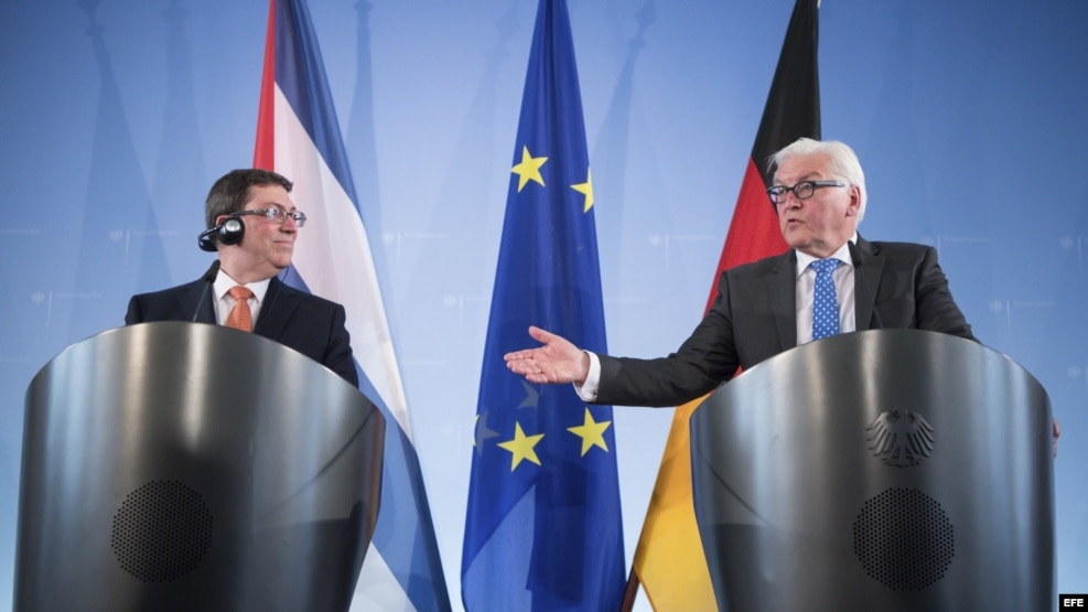 - El ministro cubano de Exteriores, Bruno Rodriguez Parrilla (i), escucha a su homólogo alemán, Frank-Walter Steinmeier (d).