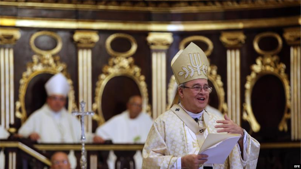 El cardenal Jaime Ortega (c) celebra una misa hoy, 7 de mayo de 2016, en la Catedral de La Habana (Cuba), donde se despidió como Arzobispo de La Habana y en la que se leyó un mensaje del papa Francisco en el que el pontífice elogió sus esfuerzos en favor del diálogo y la reconciliación en Cuba. EFE/Alejandro Ernesto