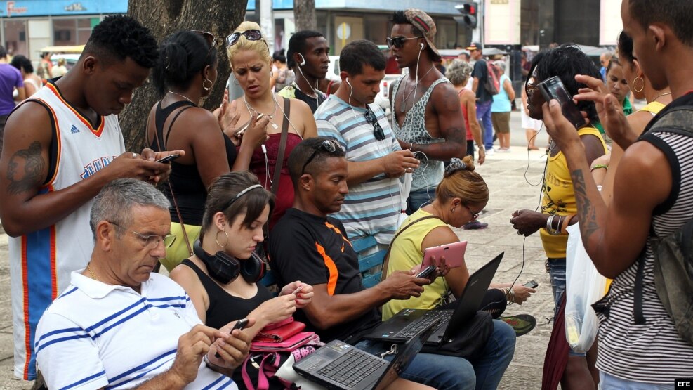 Cubanos se conectan a Internet a través de un punto Wi Fi, en La Habana. 