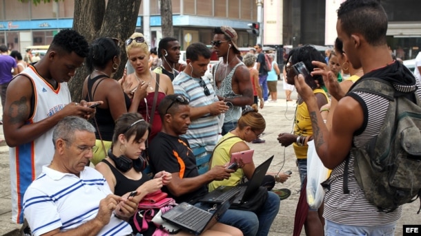 Cubanos se conectan a Internet a través de un punto Wi Fi