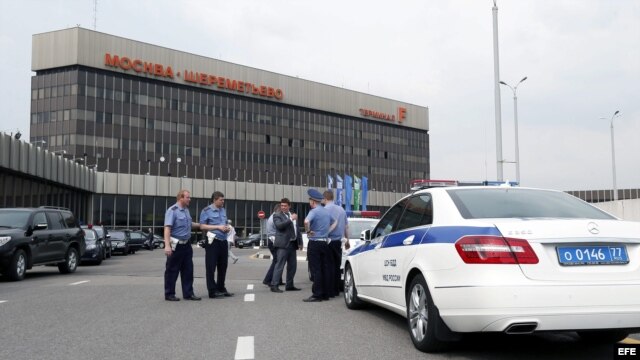 Varios policías vigilan en el aeropuerto Sheremetyevo de Moscú, Rusia.