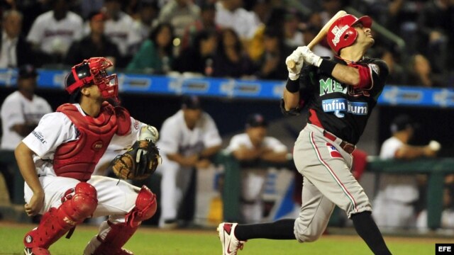 El jugador Oscar Robles (d) de México en acción ante República Dominicana durante su partido final de la Serie del Caribe.  