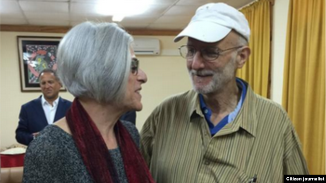 Judy Gross junto a su esposo, horas antes de partir de Cuba. Tomado del Twitter de Senador @Jeff Flake.