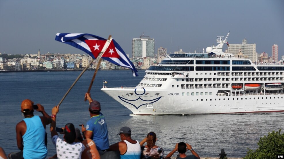 Cubanos en el Malecón saludan a los turistas del Adonia, al entrar a puerto habanero.
