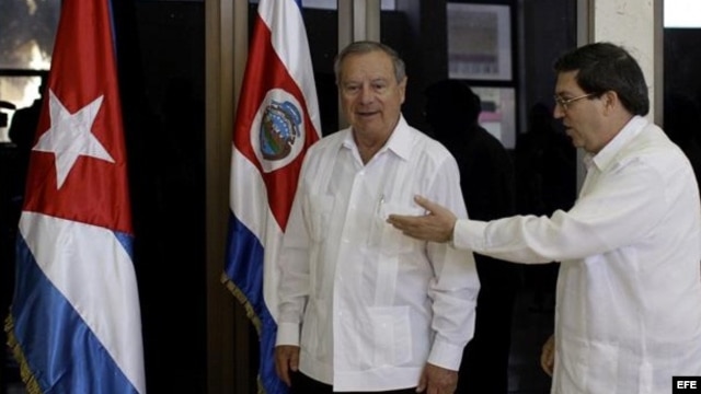 Los ministros de Exteriores de Cuba y Costa Rica, Bruno Rodríguez (c) y Enrique Castillo Barrantes (i), respectivamente, en la sede del ministerio de Relaciones Exteriores en La Habana (Cuba), poco antes de sostener una reunión oficial