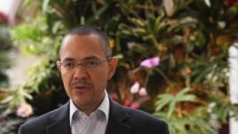 El ministro venezolano de Comunicación e Información, Ernesto Villegas, mientras ofrece una rueda de prensa el 24 de diciembre de 2012, en Caracas (Venezuela). 