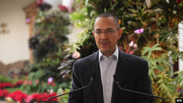 El ministro venezolano de Comunicación e Información, Ernesto Villegas, mientras ofrece una rueda de prensa el 24 de diciembre de 2012, en Caracas (Venezuela). 