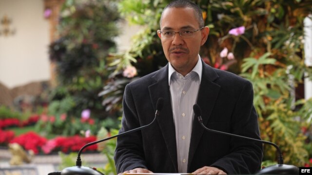 El ministro venezolano de Comunicación e Información, Ernesto Villegas, mientras ofrece una rueda de prensa el 24 de diciembre de 2012, en Caracas (Venezuela). 