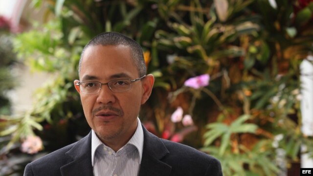 El ministro venezolano de Comunicación e Información, Ernesto Villegas, mientras ofrece una rueda de prensa el 24 de diciembre de 2012, en Caracas (Venezuela). 