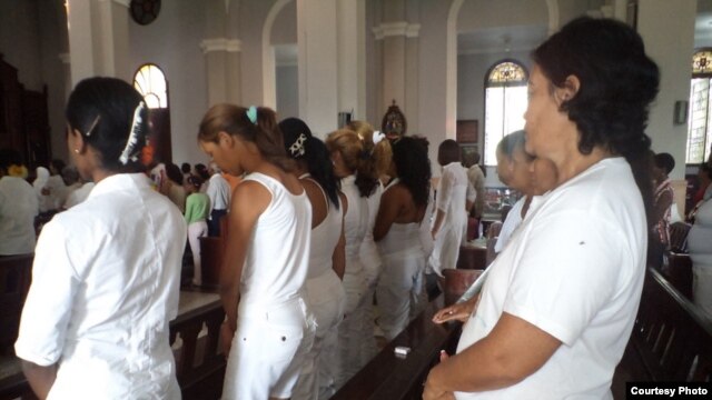    Damas de Blanco en misa, Santiago de Cuba                            