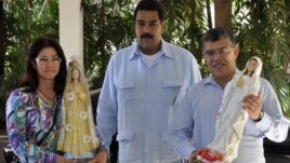 Nicolás Maduro (c), junto al canciller Elías Jaúa (d) y la procuradora general de Venezuela Cilia Flores (i), durante una visita al presidente venezolano Hugo Chávez en La Habana (Cuba), al que trajeron dos imágenes de la Virgen del Valle y la Virgen de B
