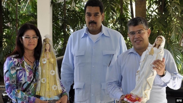 Nicolás Maduro (c), junto al canciller Elías Jaúa (d) y la procuradora general de Venezuela Cilia Flores (i), durante una visita al presidente venezolano Hugo Chávez en La Habana (Cuba), al que trajeron dos imágenes de la Virgen del Valle y la Virgen de B