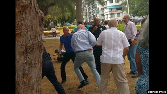 Golpean a activistas cubanos cuando ponían flores a Martí.