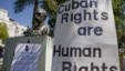 Archivo. Vista de un cartel donde se lee "Los derechos de los cubanos son derechos humanos", durante marcha solidaria con el movimiento de las Damas de Blanco de Cuba y a favor de las libertades en la isla, en el área de Echo Park, en Los Ángeles, Califor