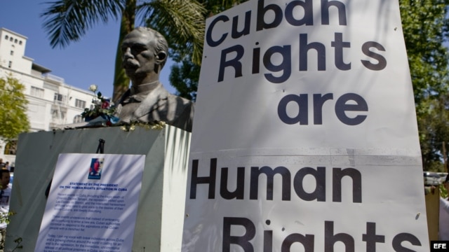 Archivo. Vista de un cartel donde se lee "Los derechos de los cubanos son derechos humanos", durante marcha solidaria con el movimiento de las Damas de Blanco de Cuba y a favor de las libertades en la isla, en el área de Echo Park, en Los Ángeles, Califor
