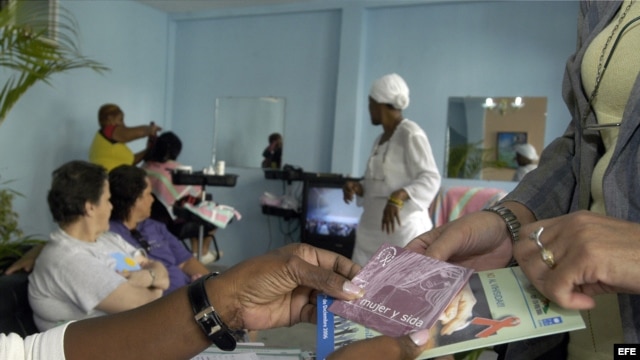Folletos informativos sobre SIDA en Cuba 