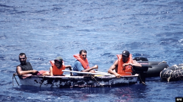Foto de archivo de un grupo de inmigrantes cubanos llegando a las costas de Florida en un bote