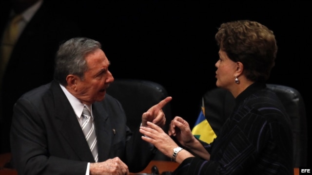 Presidente de Cuba, Raúl Castro (i), y de Brasil, Dilma Rousseff (d) 