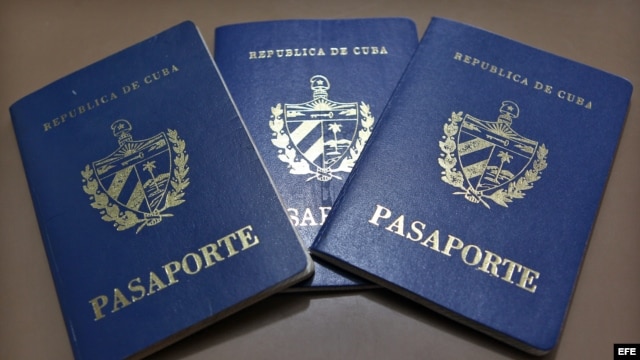 Vista de pasaportes cubanos en una oficina regional de la Dirección de Inmigración y Extranjería, en La Habana (Cuba)