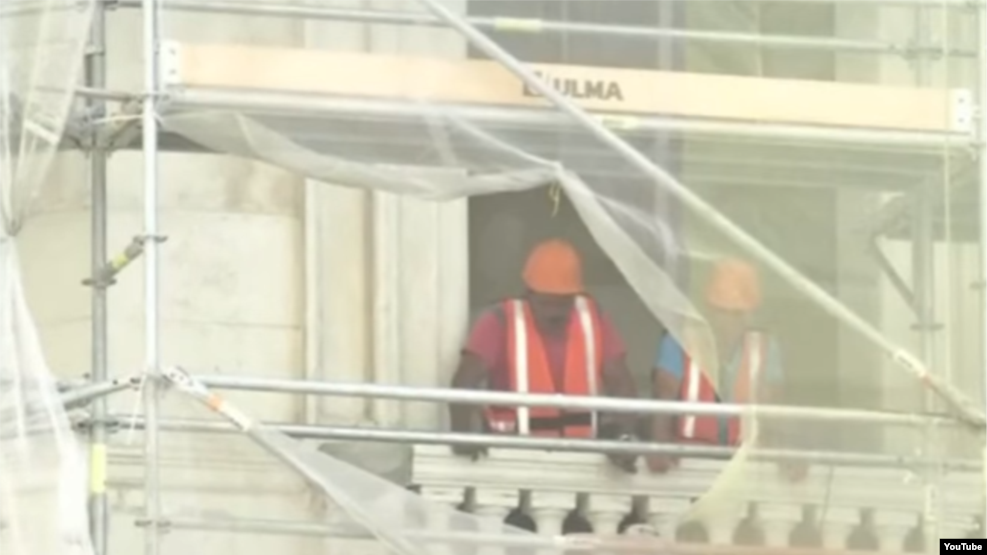 En el Hotel Manzana, en Habana, laboran obreros indios.