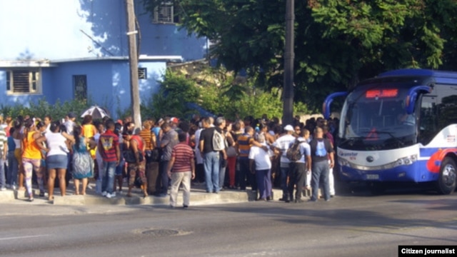 Reporta Cuba. Cola para abordar un ómnibus. Foto: Luis Lázaro Guanche.