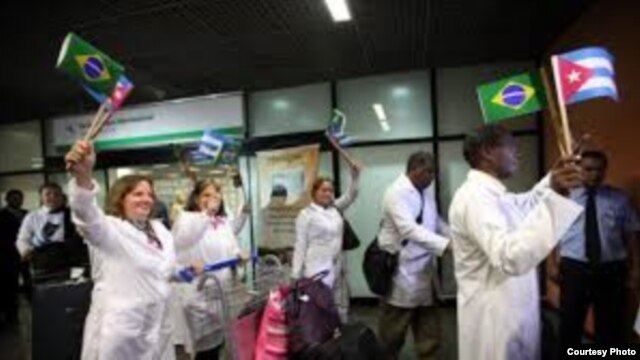 Con banderitas: primeros médicos cubabos llegan a Brasil.