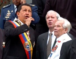 Foto Archivo. Hugo Chavéz (izq) conversa con Mijail Kalashnikov (der) inventor del famoso rifle que lleva su nombre.